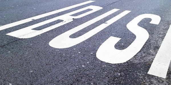 Buspasy dla elektryków zostają, ale za prędkość poza miastem stracisz prawo jazdy