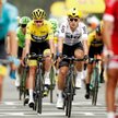 Chris Froome w żółtej koszulce, obok Michał Kwiatkowski