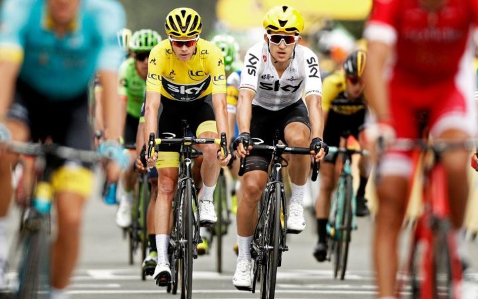 Chris Froome w żółtej koszulce, obok Michał Kwiatkowski