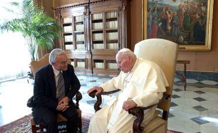 Papież Jan Paweł II rozmawia z polskim premierem Leszkiem Millerem podczas audiencji w Watykanie. Mi