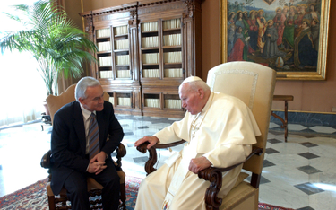 Papież Jan Paweł II rozmawia z polskim premierem Leszkiem Millerem podczas audiencji w Watykanie. Mi