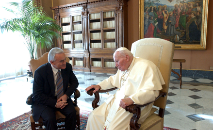 Papież Jan Paweł II rozmawia z polskim premierem Leszkiem Millerem podczas audiencji w Watykanie. Mi