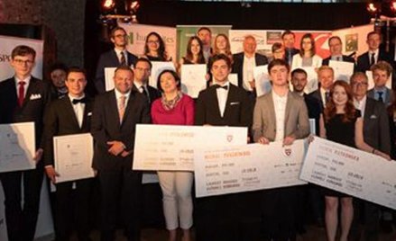 <Finaliści, w tym zwycięzcy VIII edycji Drogi na Harvard podczas czerwcowej gali finałowej konkursu