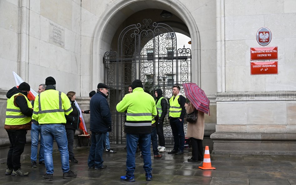 Protest rolników przed siedzibą Ministerstwa Rolnictwa i Rozwoju Wsi w Warszawie