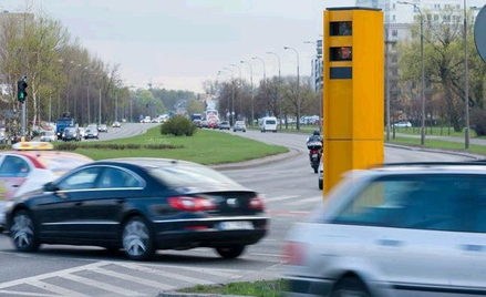 Urządzenie do rejestracji jazdy na czerwonym świetle może być ukryte w fotoradarze lub umieszczone n