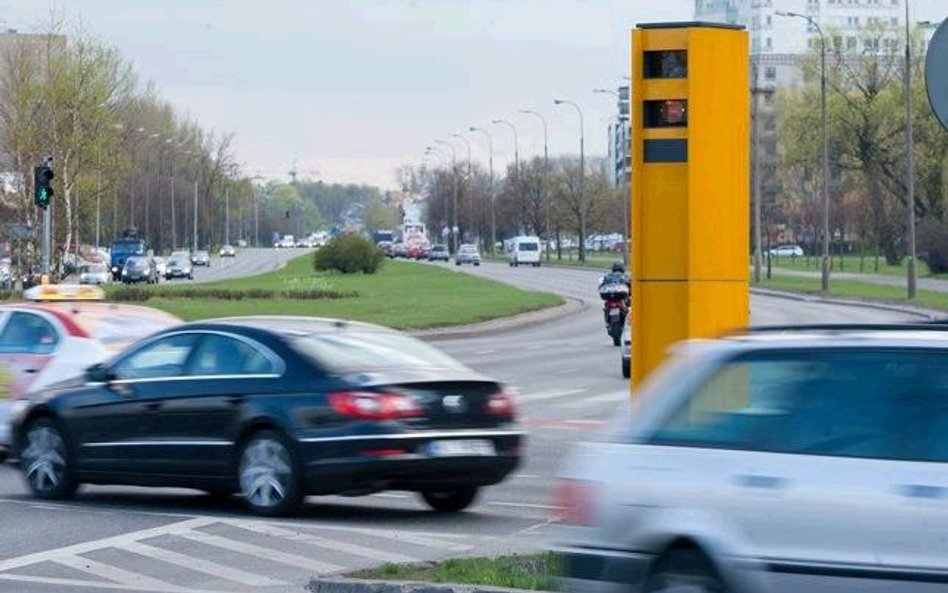 Urządzenie do rejestracji jazdy na czerwonym świetle może być ukryte w fotoradarze lub umieszczone n