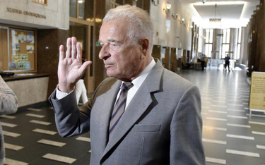 zesław Kiszczak, dysponując dokumentami SB na temat Lecha Wałęsy mógł mieć wpływ na niejeden zakręt 