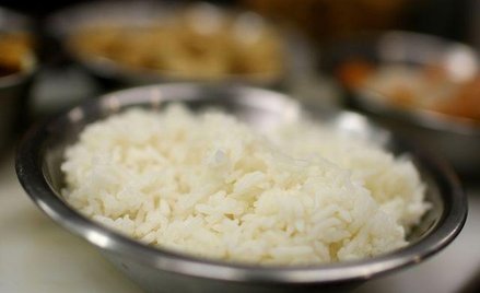 Miska białego ryżu w tajskiej restauracji