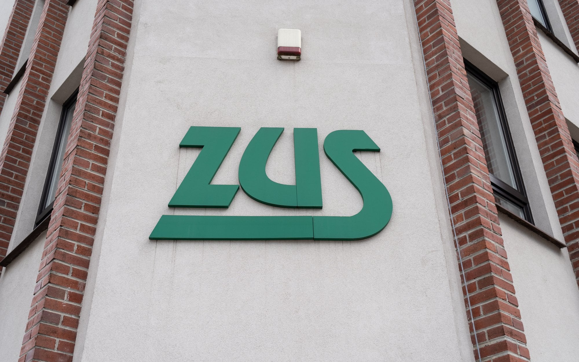 Jakie przepisy stosuje się do zwrotu nienależnych świadczeń ZUS?