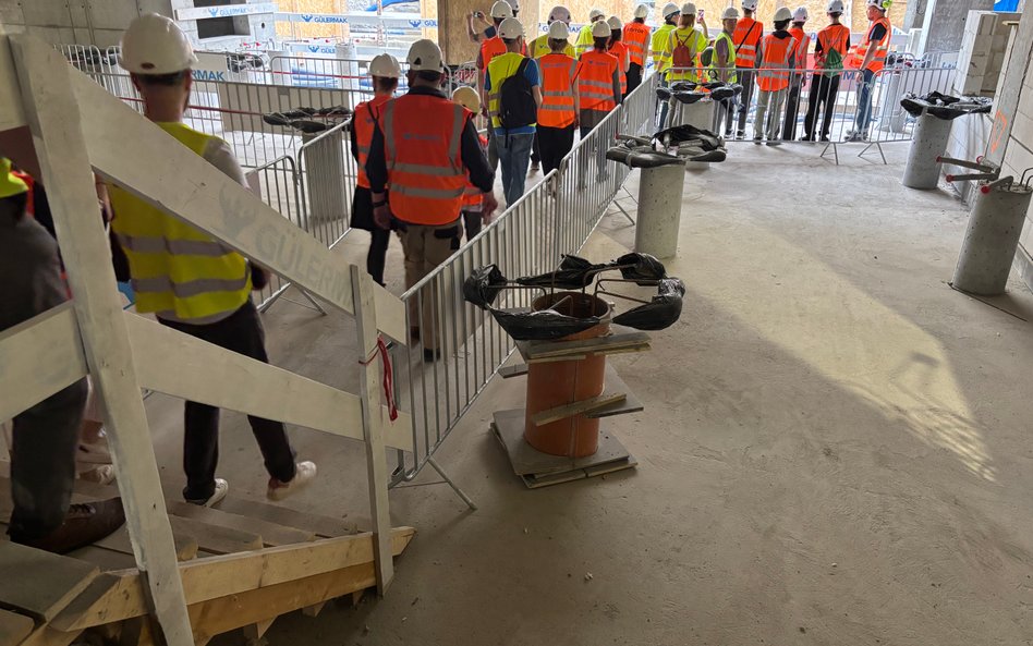 Przewodnicy opowiadali ciekawostki związane z budową stacji