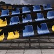 Zniszczone w wyniku rosyjskich ataków krzesłka ze stadionu w Charkowie, prezentowane na Wittelsbache