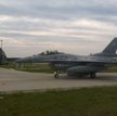 Samolot F - 16 z zasobnikiem DB - 110 w bazie lotniczej w Łasku