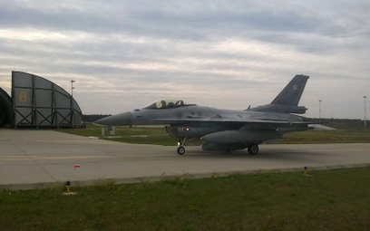 Samolot F - 16 z zasobnikiem DB - 110 w bazie lotniczej w Łasku