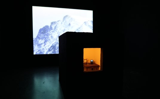 Bill Viola „Pokój św. Jana od Krzyża” („Room for St. John of the Cross” 1983)