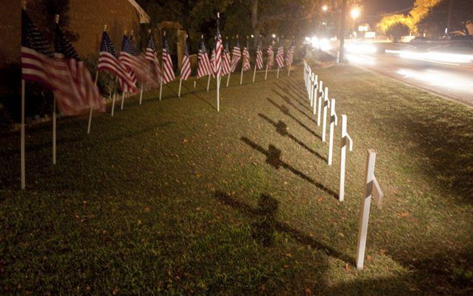 Flagi i krzyże ku czci zabitych i rannych w Fort Hood