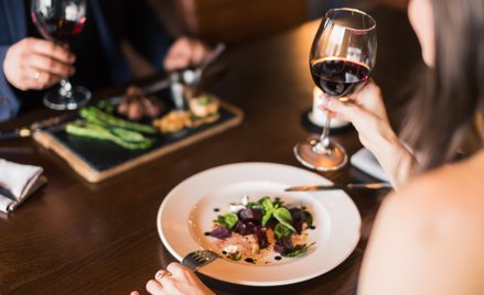 Włoska restauracja daje darmowe wino klientom. Warunkiem posiłek bez telefonu