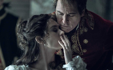 Kadr z filmu „Napoleon” w reż. Ridleya Scotta: Józefina (Vanessa Kirby) i Napoleon (Joaquin Phoenix)