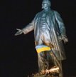 Pomnik w Charkowie – demonstranci podcinają lewą nogę wodza rewolucji