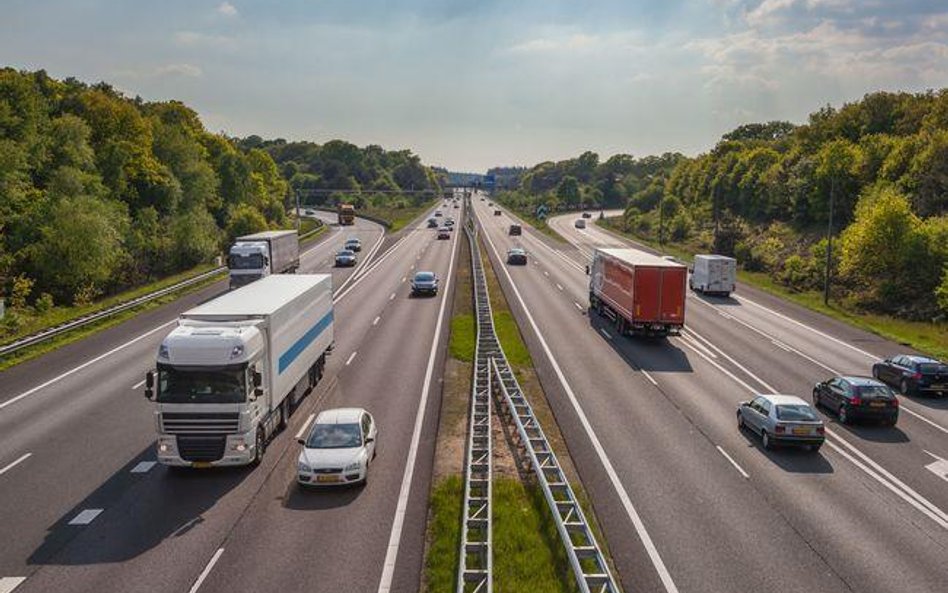 Jazda autostradami w programie kursu i na egzaminie na prawo jazdy