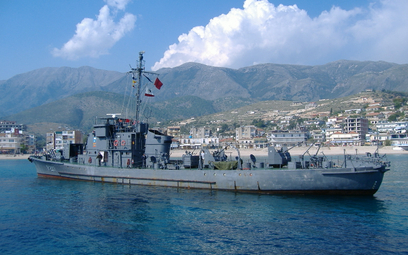 Albański ścigacz okrętów podwodnych w bazie  Pashaliman