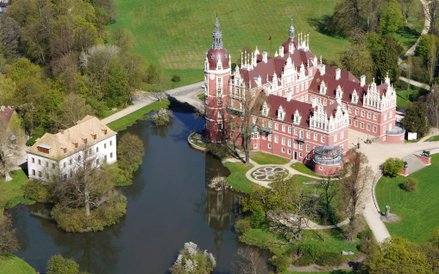 Widok z lotu ptaka na stary i nowy zamek.