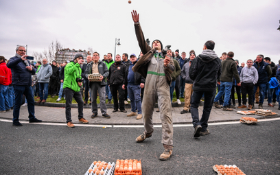 Rolnicy protestują w Belgii. Ogniska na autostradzie i blokada portu Zeebrugge