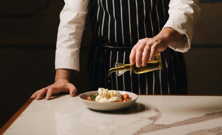 Mikrorestauracje zwykle mają kilka, kilkanaście miejsc dla gości. To stwarza niezwykle intymną relac