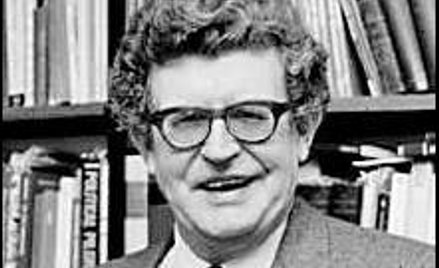 Kenneth Minogue jest filozofem, emerytowanym profesorem London School of Economics. Publiko- wał ksi