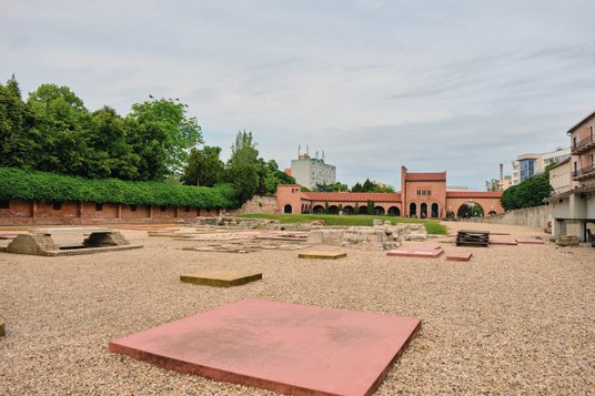 Dzisiaj dawna katedra koronacyjna i nekropolia królewska w Székesfehérvárze to tzw. ogród ruin, z od