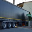 Kierowca tira, aby uniknąć potrącenia dwóch młodych rowerzystek, zjechał z trasy i wjechał w ogrodze