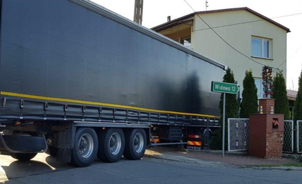 Kierowca tira, aby uniknąć potrącenia dwóch młodych rowerzystek, zjechał z trasy i wjechał w ogrodze