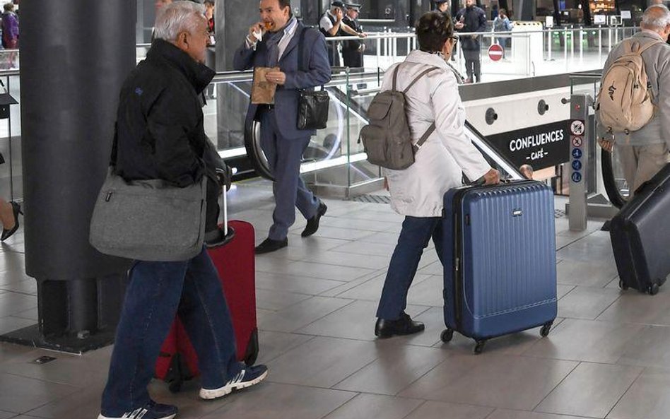 Polacy nie chcą latać raz do roku