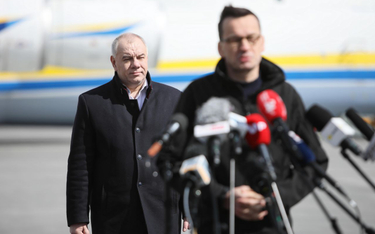 teusz Morawiecki  i minister aktywów państwowych Jacek Sasin podczas lądowania największego samolotu
