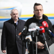 teusz Morawiecki  i minister aktywów państwowych Jacek Sasin podczas lądowania największego samolotu