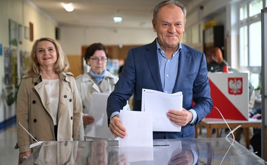 Wybory samorządowe 2024. Premier Donald Tusk z żoną Małgorzatą głosują w Szkole Podstawowej z Oddzia