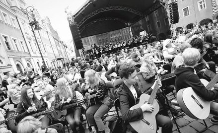 Happening gitarowy na poznańskim Starym Rynku to jedno z wydarzeń każdej Akademii. W 2014 roku wzięł