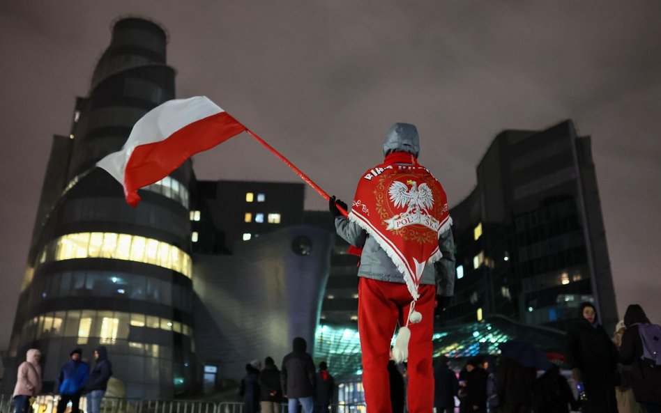 Demonstracja sympatyków PiS przed siedzibą Telewizji Polskiej w Warszawie, 21 grudnia 2023