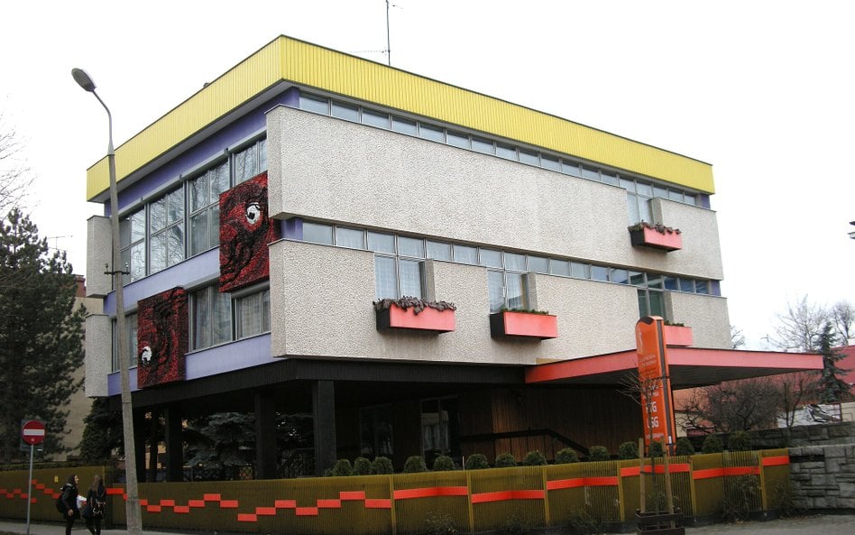 Willę zaprojektował wybitny krakowski architekt Wojciech Pietrzyk, fasadę pokrywają mozaikami autors