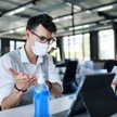 Od 2 grudnia można pracować bez maseczek, jeśli szef pozwoli - rząd zmienił przepisy