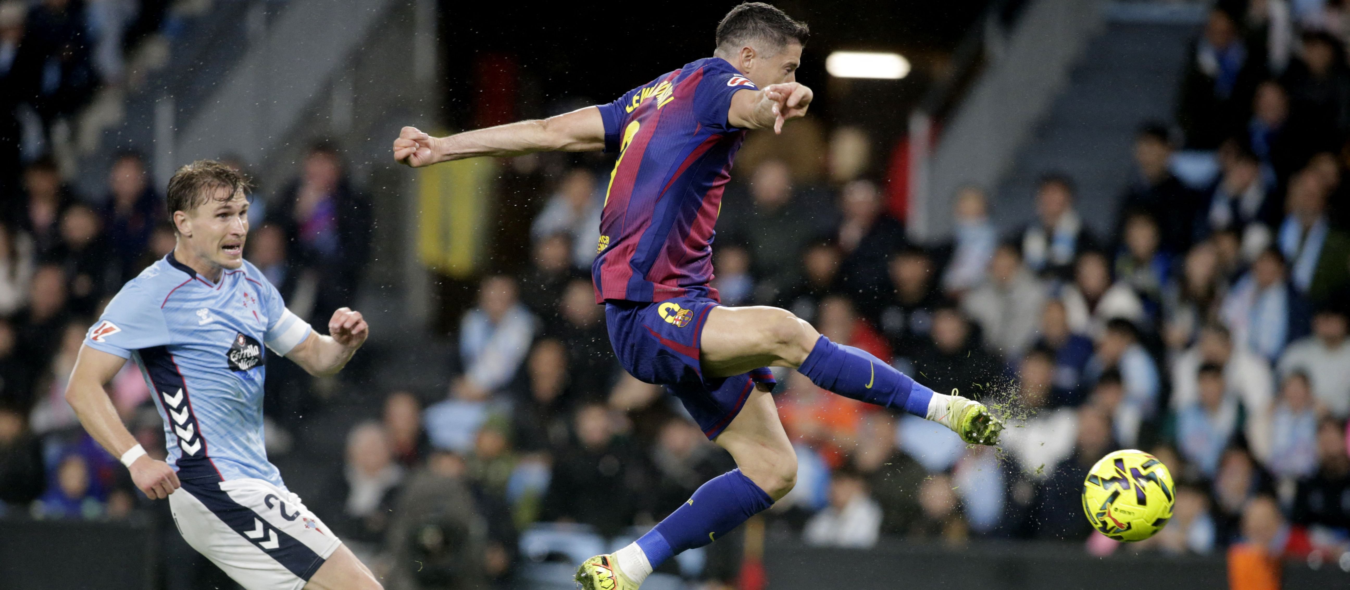 „Niektórzy chcieli go już odesłać na emeryturę". Robert Lewandowski ściga legendy