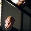 Pawlik wystąpi z perkusistą Cezarym Konradem i kontrabasistą Pawłem Pańtą
