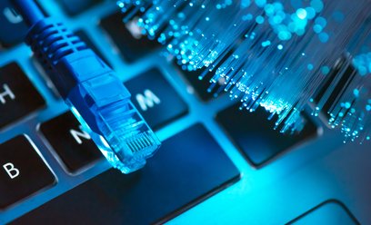 Brytyjczycy sprzedają światłowody w Polsce. Orange i APG przejmą Nexerę