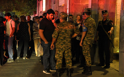 Rodziny żołnierzy rannych w walkach na granicy przed szpitalem w Erywaniu
