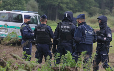 Policja na polsko-białoruskiej granicy w pobliżu miejscowości Usnarz Górny