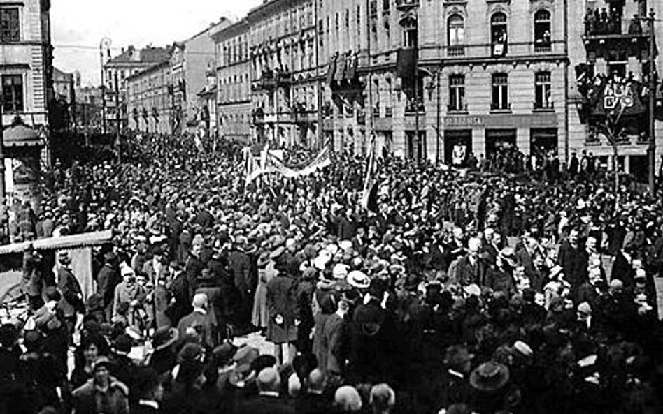 Plac Trzech Krzyży, 17 listopada – jeden z wielu wieców endecji; nie wszyscy byli szczęśliwi z przyj