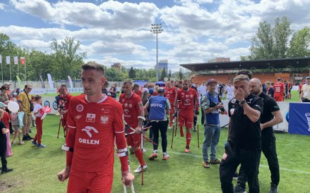 Sportowcy opuszczają murawę po zaciętym boju