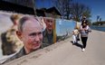Wizerunek Putina na wystawie zdjęć patriotycznych w parku miejskim w Symferopolu na Krymie, 25 kwiet