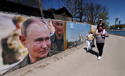 Wizerunek Putina na wystawie zdjęć patriotycznych w parku miejskim w Symferopolu na Krymie, 25 kwiet