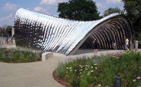 Rzeźba Nawa projektu Oskara Zięty na wrocławskiej Wyspie Daliowej.