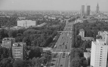 Mokotów. Widok z lotu ptaka na al. Niepodległości w stronę centrum od ul. Batorego. Z lewej budynek 